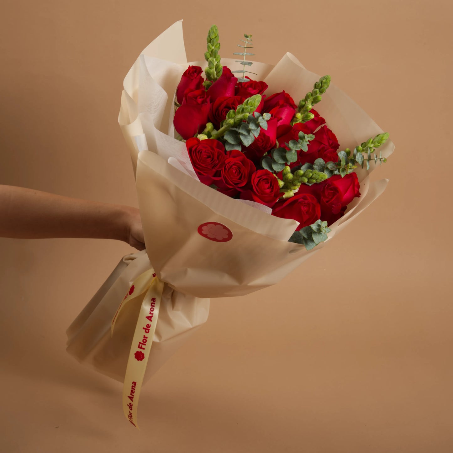 Ramo de 24 Rosas con Follajes